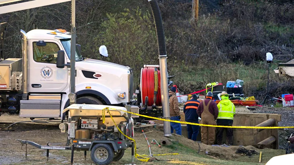 Rettungsarbeiter suchten am Mittwoch weiter nach der Frau.