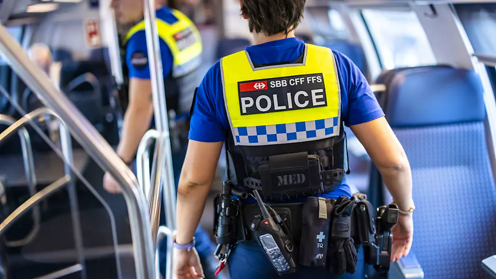 Sie sollen ein weiteres Gerät an ihren Gürtel hängen dürfen: Zwei Transportpolizisten auf Patrouille im August dieses Jahres in Zürich.