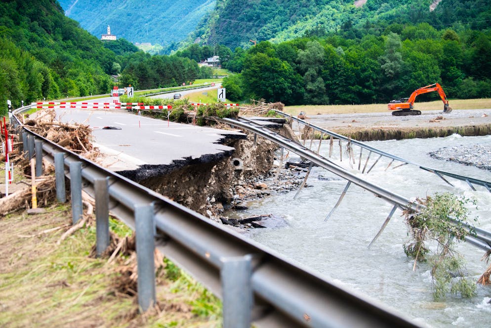 I fatti più importanti per la Svizzera e il Ticino nel 2024. Il 21 giugno la Mesolcina è colpita da una terribile alluvione, che ha causato la morte di due persone. Una quantità eccezionale di acqua si è abbattuta in pochi minuti su una piccola area della valle, scatenando un evento catastrofico. Un tratto di montagna è franato, trascinato verso valle, seppellendo parte del borgo di Sorte e distruggendo anche parte della carreggiata dell'autostrada, che rimarrà chiusa per alcune settimane, causando ulteriori disagi sull'asse autostradale del San Gottrado. La A13 sarà però riaperta in temi record. 