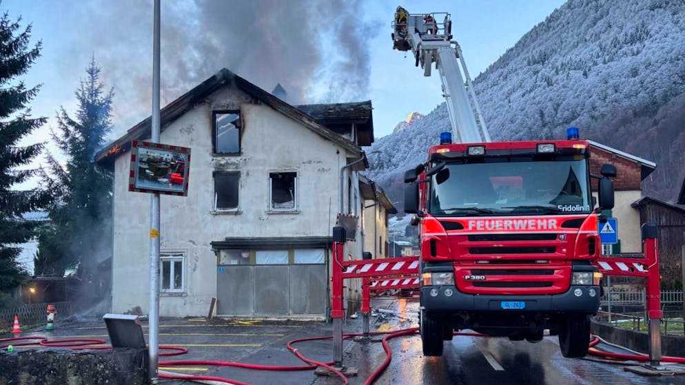 Im ausgebrannten Haus wird nach dem Bewohner gesucht.