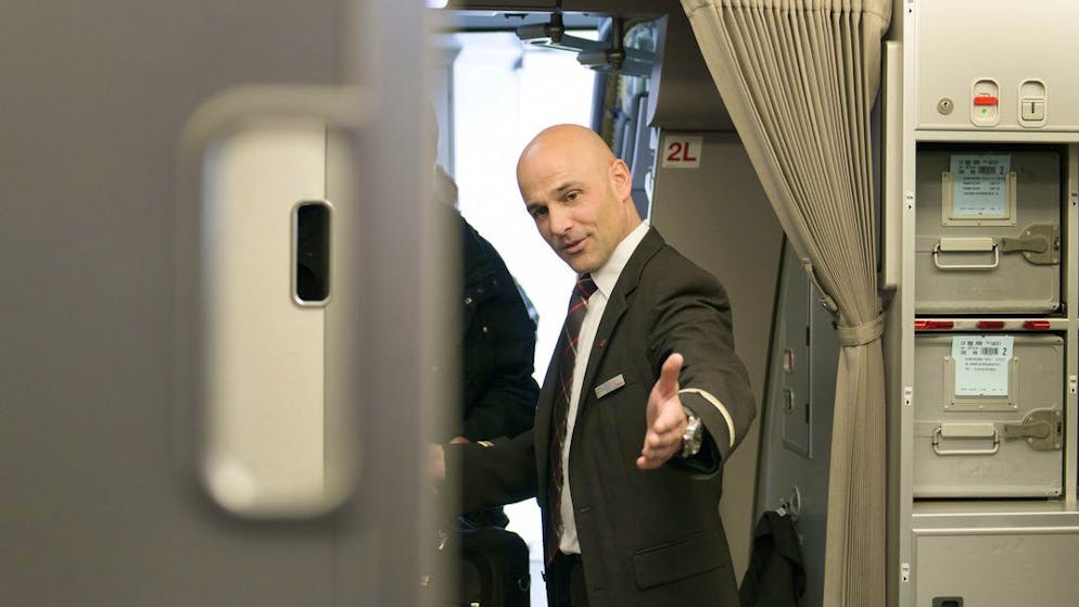 Freundlichkeit ist zweitrangig. Darum wirst du im Flugzeug von den Flight Attendants begrüsst