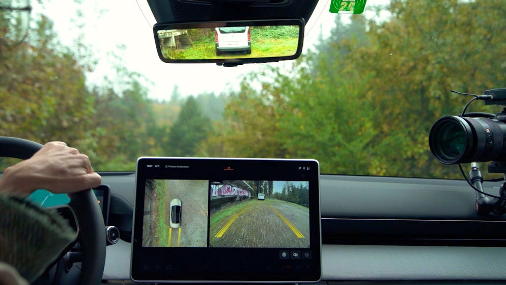 Als Heckscheibe dient Cyndie ein Kamerabild auf dem Rückspiegel.