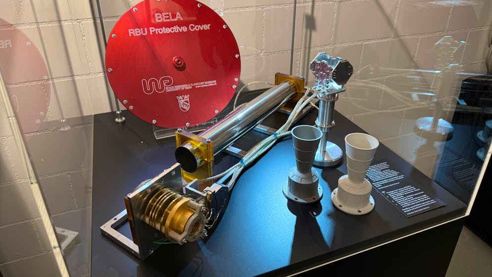 Die Uni Bern entwickelte ein Spektrometer, welches bei der Mission BepiColombo an einer Raumsonde angebracht wurde. Die Sonde ist seit 2018 Richtung Merkur unterwegs, um in seine Umlaufbahn zu gelangen und Daten über den Planeten zu sammeln. 