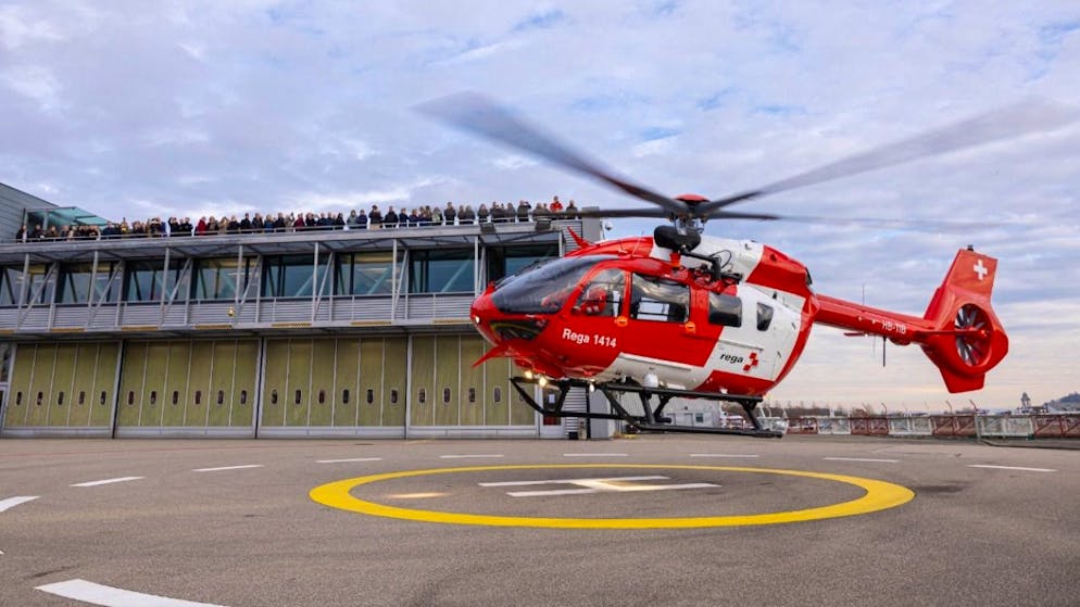 Le premier des 21 Airbus H145 D3 est arrivé jeudi à l'aéroport de Zurich. Il sera mis en service dès le mois d'avril sur la base lausannoise de la Garde aérienne suisse de sauvetage (Rega).