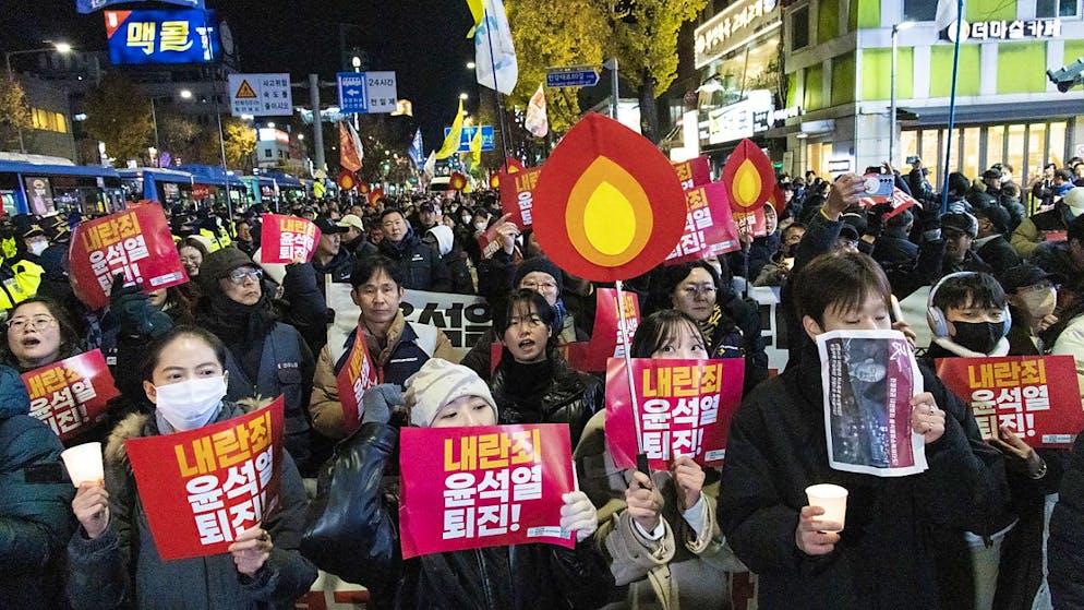 Sous pression et sous enquête, le président sud-coréen s'accroche - Gallery. Des milliers de Sud-Coréens ont manifesté mercredi à Séoul pour réclamer le départ du président Yoon.