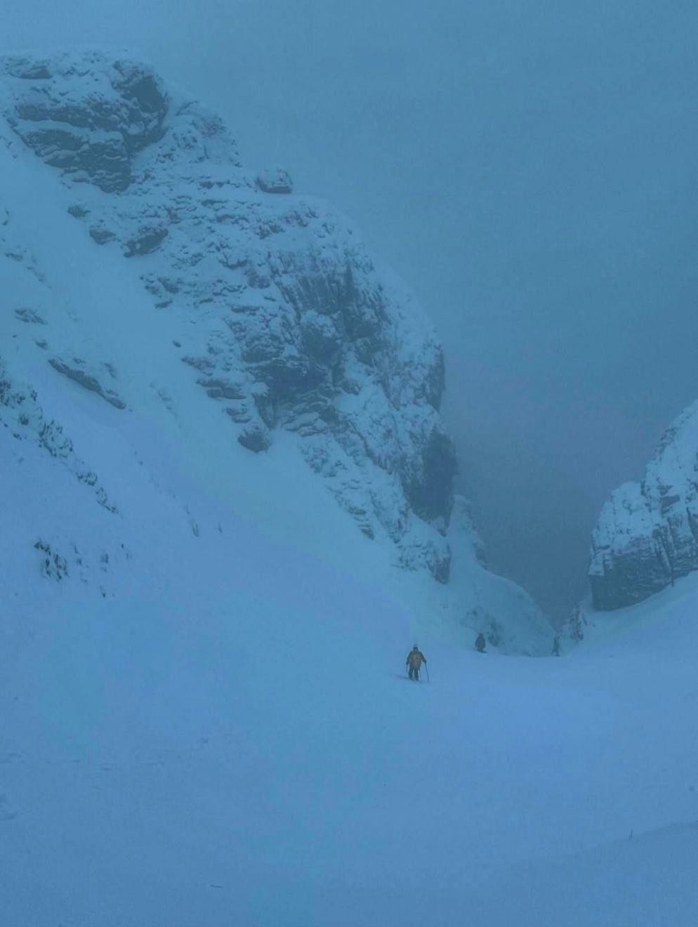 Alpine rescue rescues hiker on the Pilatus on foot. Helicopters are not allowed to fly in the mountains in these weather conditions.
