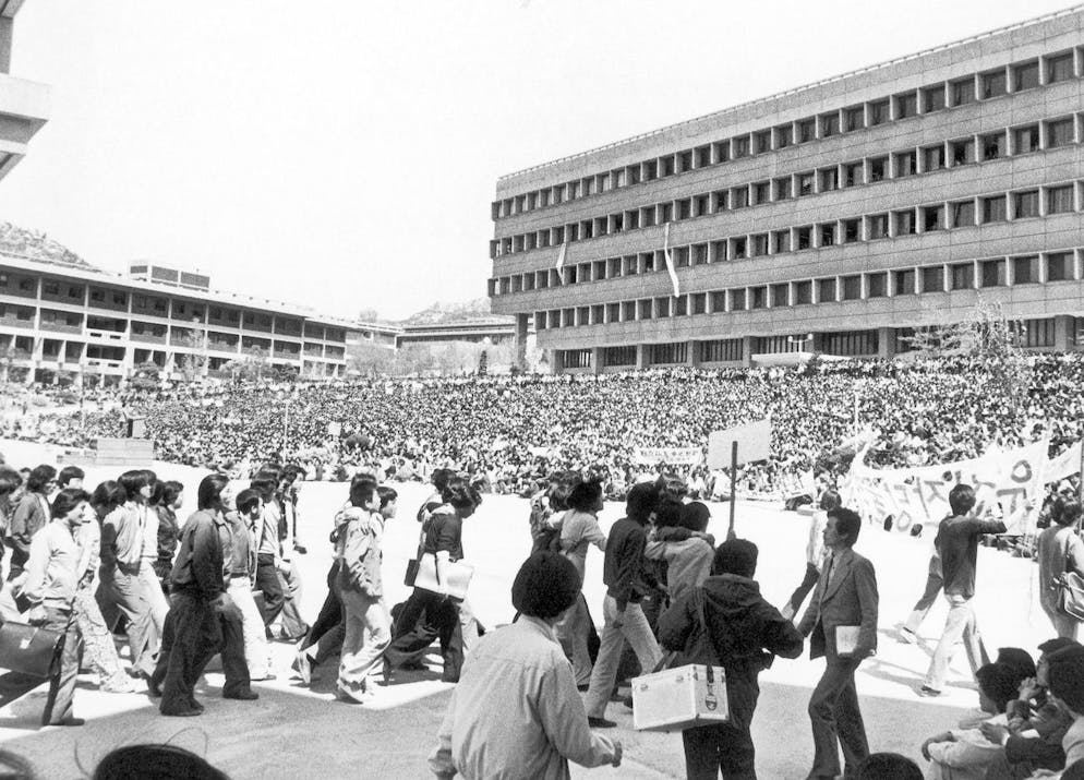 Quelque 10 000 étudiants de l'Université nationale de Séoul organisent un rassemblement sur le campus le vendredi 2 mai 1980 pour demander la levée de la loi martiale et la démission du premier ministre Shin Hyon-Hwack et du chef des services de renseignements coréens, le lieutenant-général Chun Doo-hwan. 