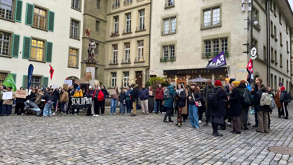 Schätzungsweise 200 Personen demonstrierten am Donnerstag vor dem Berner Rathaus gegen die Erhöhung der Hochschul-Studiengebühren.
