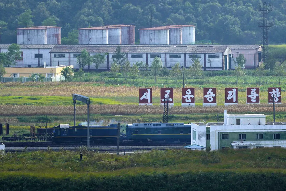 I fatti che hanno segnato il 2024 nel mondo. A inizio novembre un treno verde con rifiniture gialle, simile a quello usato dal leader nordcoreano Kim Jong Un nei suoi precedenti viaggi, è stato visto sfrecciare accanto a uno slogan che recita «Verso una nuova vittoria» al confine della Corea del Nord con la Russia.  Il Dipartimento di Stato americano afferma che le truppe nordcoreane hanno iniziato a «impegnarsi in operazioni di combattimento» insieme alle forze russe al confine con l'Ucraina. Il numero esatto di soldati nordcoreani non si conosce ma si stima siano almeno 30.000.