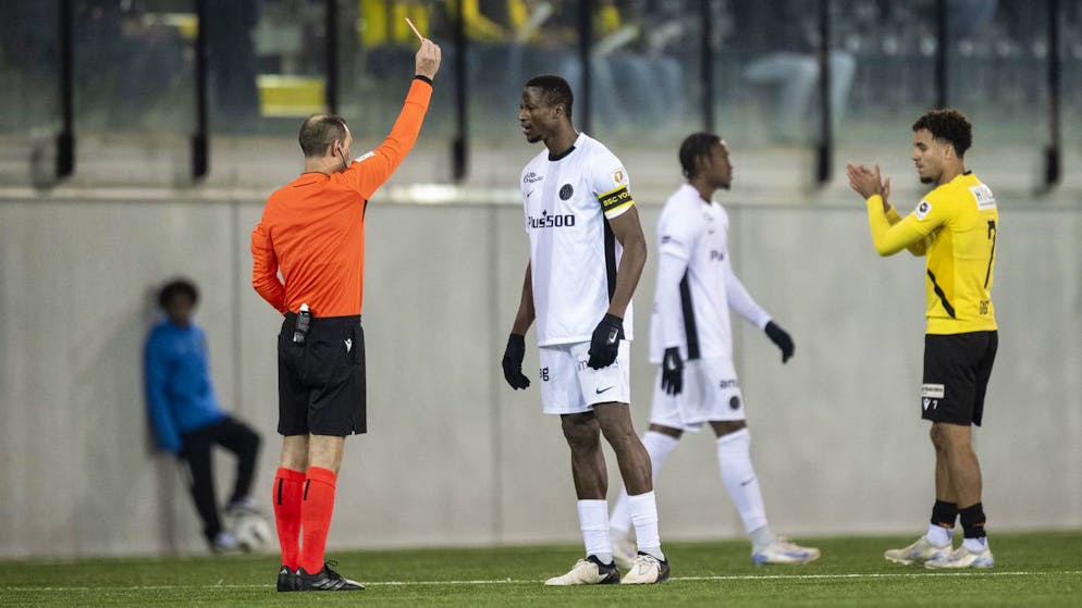 Schiedsrichter Stefan Horisberger zeigt Mohamed Camara (YB) die Rote Karte.