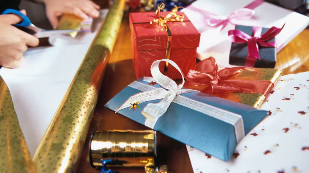 Schweizer Konsumentinnen und Konsumenten wollen dieses Jahr durchschnittlich 282 Franken für Weihnachtsgeschenke ausgeben. Das entspricht exakt dem Vorjahreswert. (Archivbild)