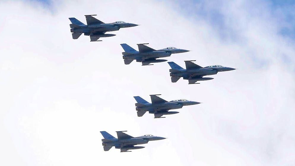 ARCHIVE - Taiwan Air Force F-16 fighter jets fly in close formation over the Presidential Office during National Day celebrations. Photo: Chiang Ying-ying/AP/dpa