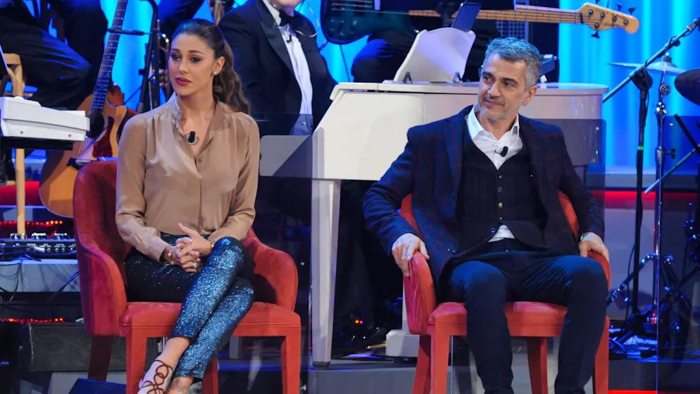 Con la nipotina. Ecco la prima foto del papà di Belen dopo l'incidente che gli ha causato gravi ustioni