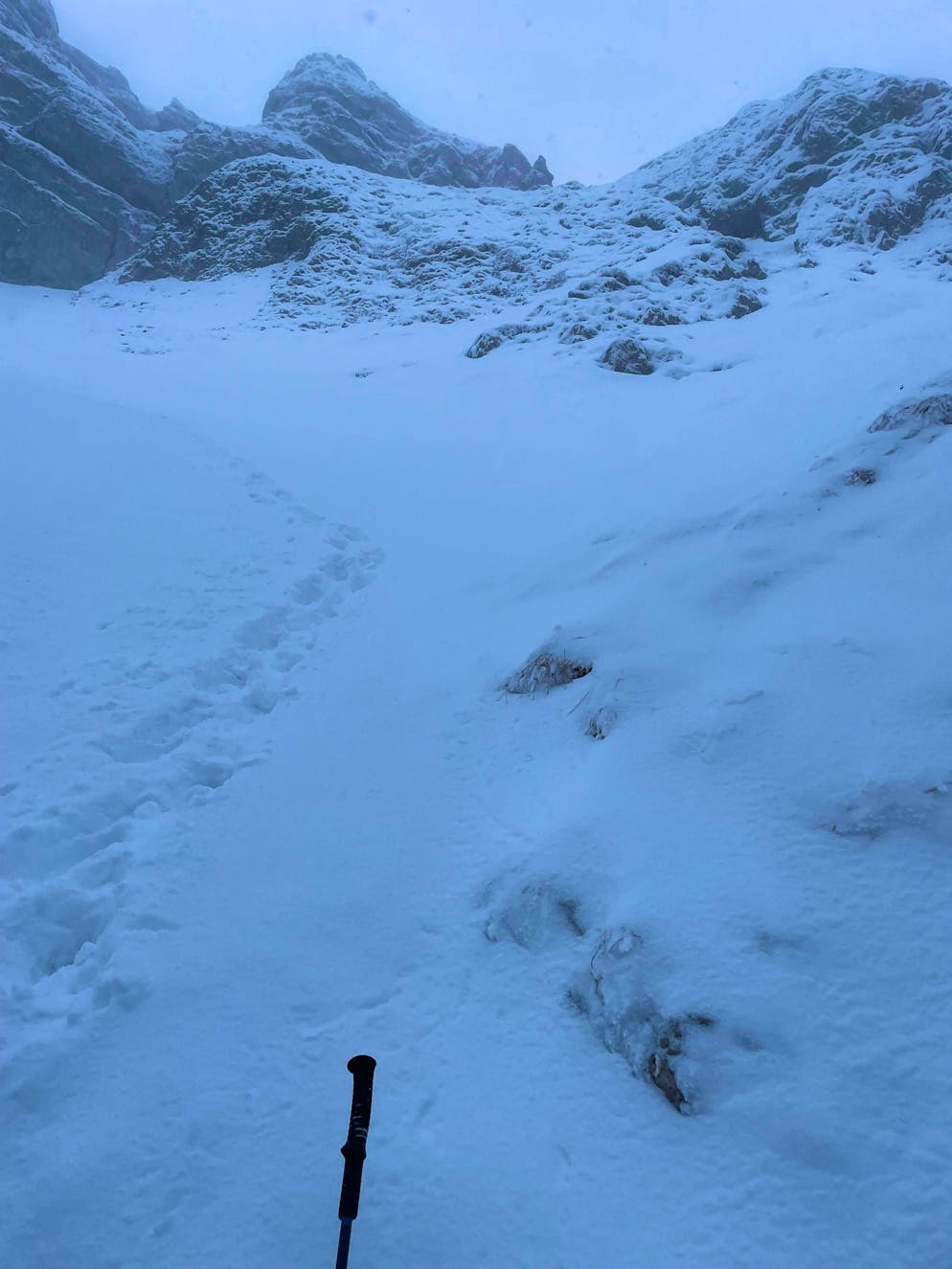 Alpine rescue rescues hiker on the Pilatus on foot. The 24-year-old is lying in impassable terrain. After receiving medical treatment, he is able to descend to the valley with the help of the rescuers.