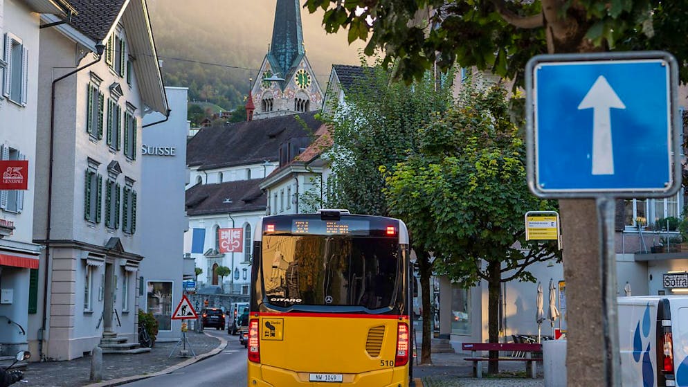 Eine Postauto-Haltestelle an einer Dorfstrasse in Stans. (Archivaufnahme)