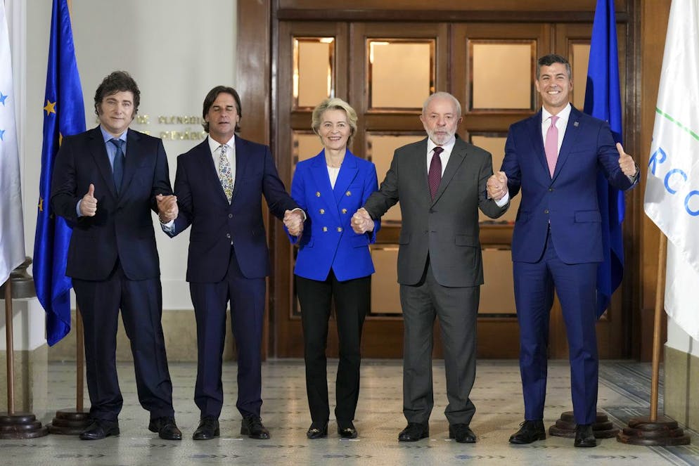 De gauche à droite : le président argentin Javier Milei, le président uruguayen Luis Lacalle Pou, la présidente de la Commission européenne Ursula von der Leyen, le président brésilien Luiz Inacio Lula da Silva et le président paraguayen Santiago Pena posent pour une photo lors du sommet du Mercosur à Montevideo, en Uruguay, le vendredi 6 décembre 2024. (Archives)
