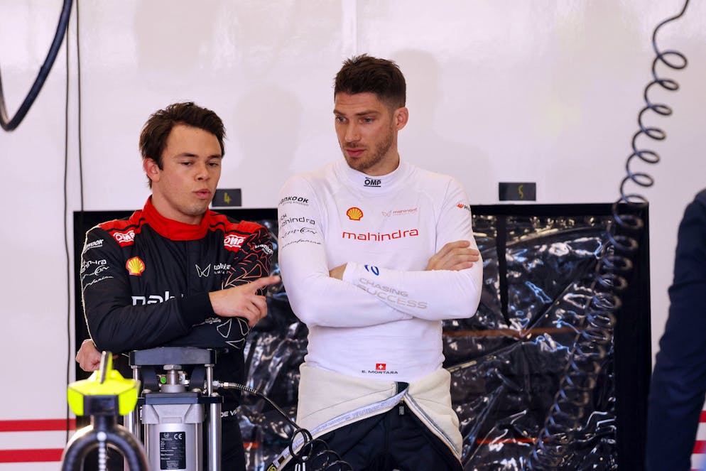 Edoardo Mortara (r.) im Gespräch mit Teamkollege und ehemaliger Weltmeister Nyck De Vries.