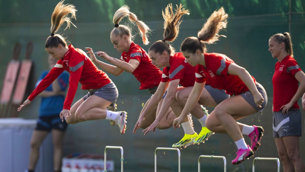 Die Schweizer Nati-Spielerinnen heben im Training ab.
