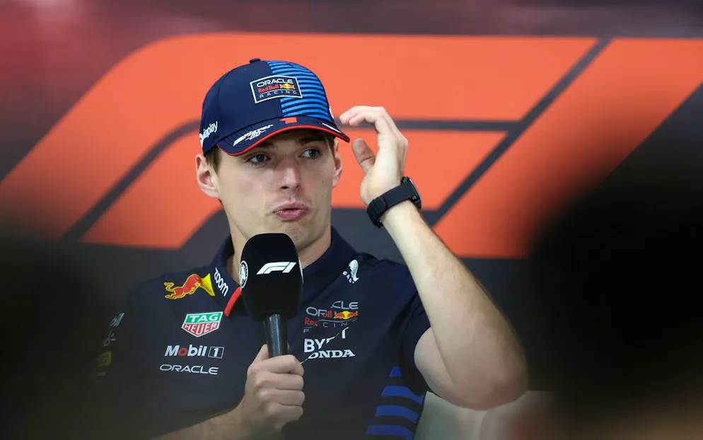 Max Verstappen non si tira indietro nemmeno fuori dalla pista.