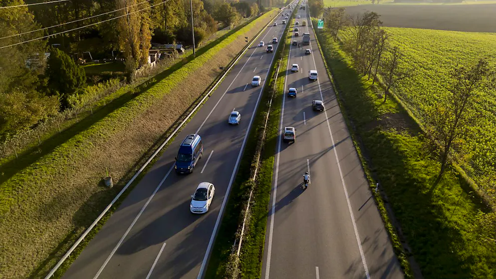 Les touristes qui se rendent en Suisse le font majoritairement en voiture (74%) (image d'illustration).