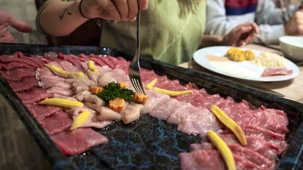 Many Swiss people enjoy a fondue chinoise at Christmas. Individual meat platters from Aldi, Lidl and Migros were found to have questionable concentrations of bacteria in the "Saldo" test.