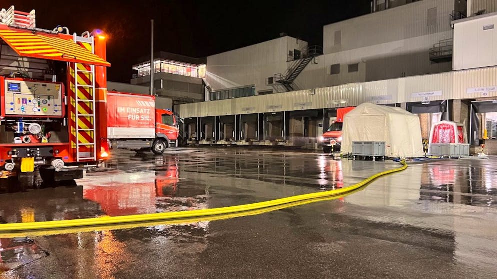 Feuerwehr und weitere Einsatzkräfte haben den Ammoniakaustritt gestoppt. Die Ursache ist noch nicht geklärt.