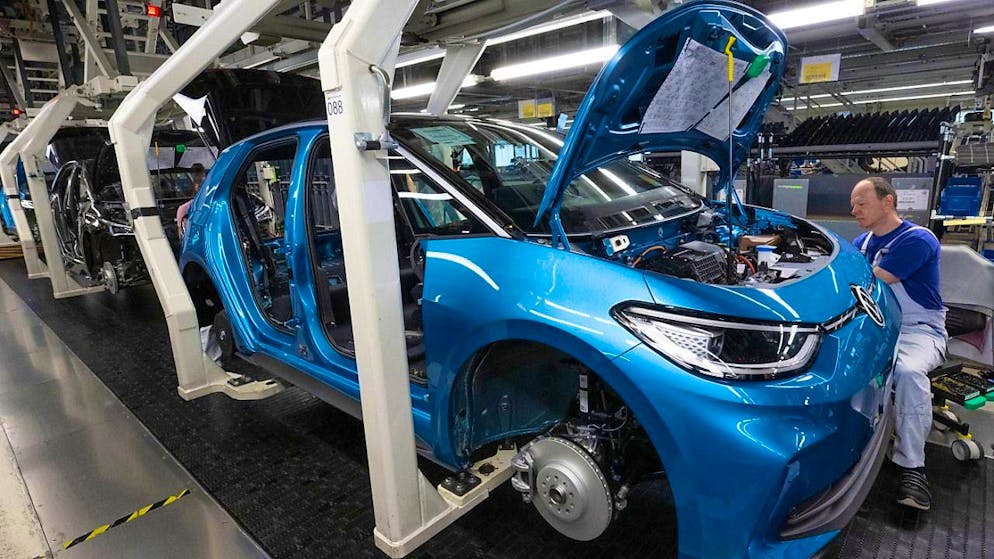 Production in the German automotive industry fell by almost 2 percent in October. (archive picture)