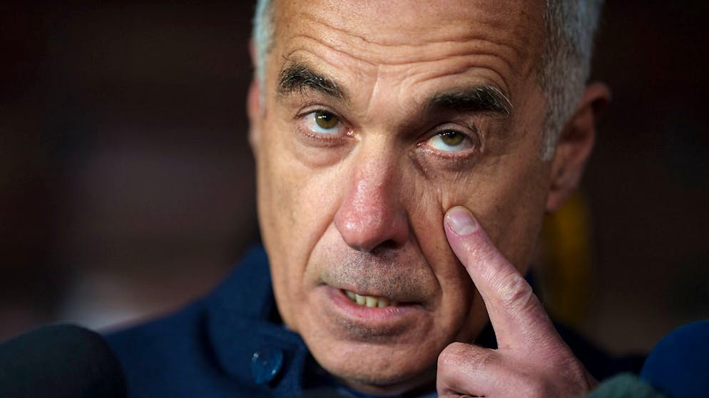 ARCHIV - Calin Georgescu, unabhängiger Kandidat für die Präsidentschaftswahlen, spricht zu den Medien. Der prorussische Rechtsextremist ist überraschend in die Stichwahl um das Amt des Staatsoberhaupts Rumänien eingezogen. Foto: Vadim Ghirda/AP/dpa