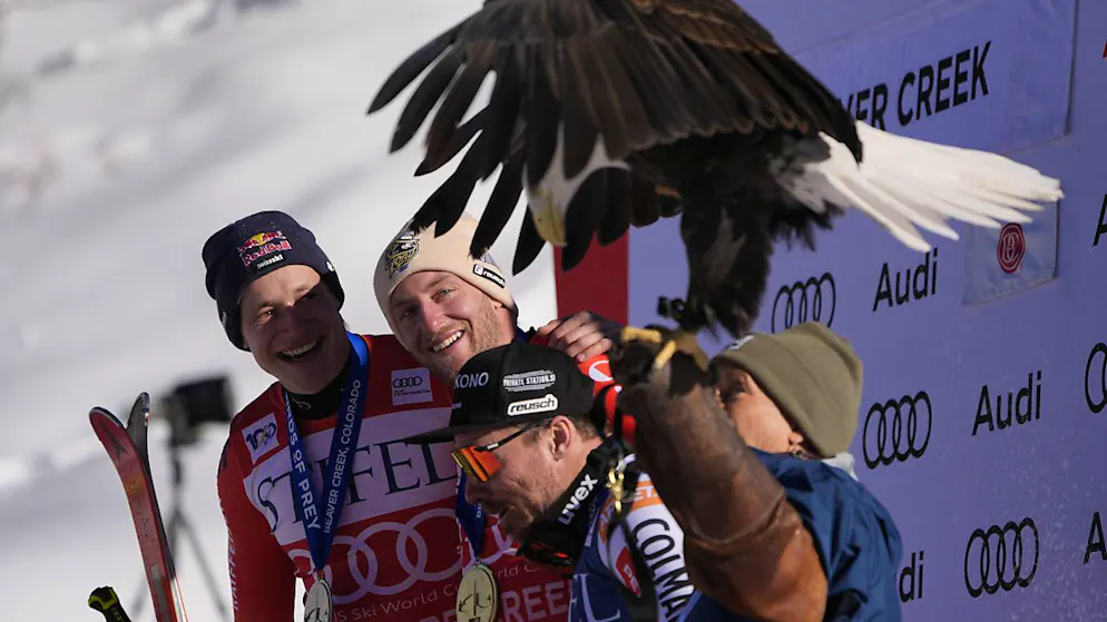 Ein erster Sieg als Entschädigung - Gallery. Das obligate Bild in Beaver Creek mit Adler: Justin Murisier (Mitte), flankiert von Marco Odermatt (links) und Miha Hrobat