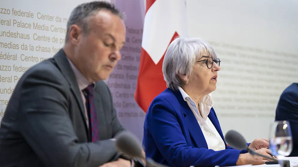 Bundesrätin Elisabeth Baume-Schneider, rechts, und Stephane Rossini, Direktor des Bundesamtes für Sozialversicherungen, im Juni vor den Medien in Bern. (Archivbild)