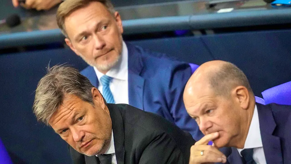ARCHIVE - Christian Lindner (M, FDP), then Federal Minister of Finance, Robert Habeck (l, Alliance 90/The Greens), Federal Minister of Economics and Climate Protection, and Federal Chancellor Olaf Scholz (SPD) take part in the session of the Bundestag. Photo: Kay Nietfeld/dpa