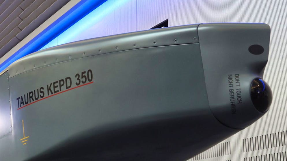 ARCHIV - Ausstellungsstück eines Taurus KEPD 350 Marschflugkörpers im Showroom des Rüstungsunternehmens MBDA. Foto: Karl-Josef Hildenbrand/dpa