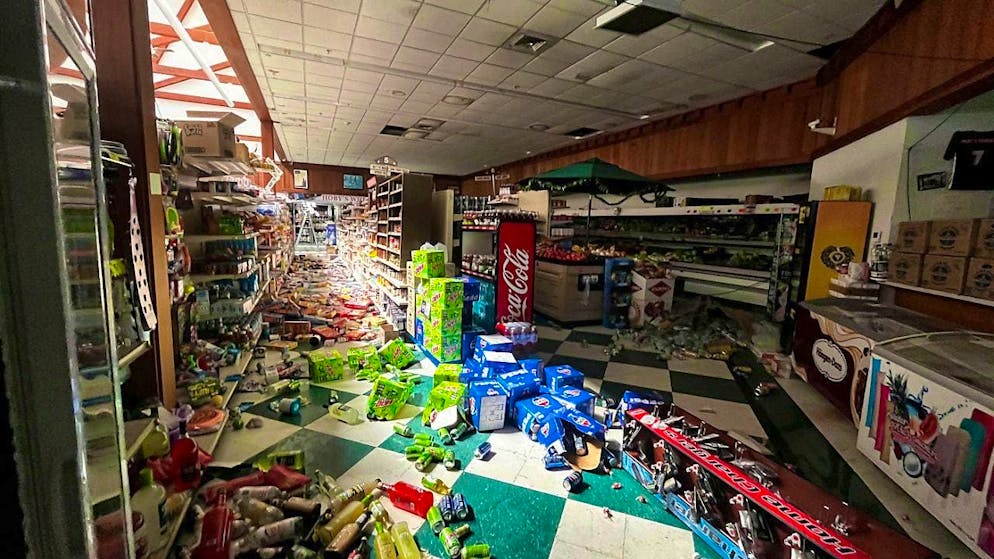 dpatopbilder - Drinks and food lie on the ground after a 7.0 magnitude earthquake in Scotia, California. There has been a seaquake off the coast of Northern California. According to state officials, a magnitude of 7.0 was measured. Photo: Dylan McNeill/The Times-Standard via AP/dpa - ATTENTION: For editorial use only and only with full attribution to the above credit