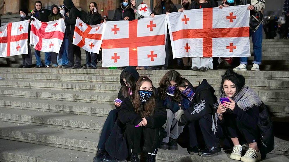Demonstranten halten georgische Flaggen während einer Protestkundgebung gegen die Entscheidung der Regierung, die Verhandlungen über den Beitritt zur Europäischen Union auszusetzen. Foto: Pavel Bednyakov/AP/dpa