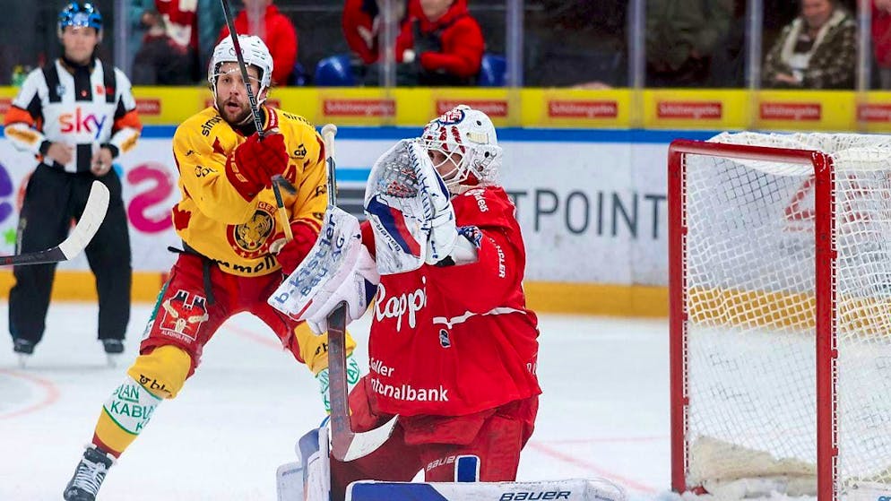 Under pressure: Rapperswil-Jonas goalie Ivars Punnenovs defends himself in vain against the SCL Tigers with Julian Schmutz