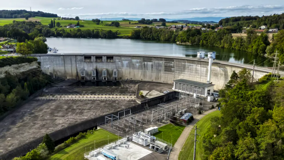 Im Zusammenhang mit der Umweltverträglichkeitsprüfung der Erschliessung Schiffenen-Murten senkt die Groupe E den Wasserstand des Schiffenensees. (Archivbild)
