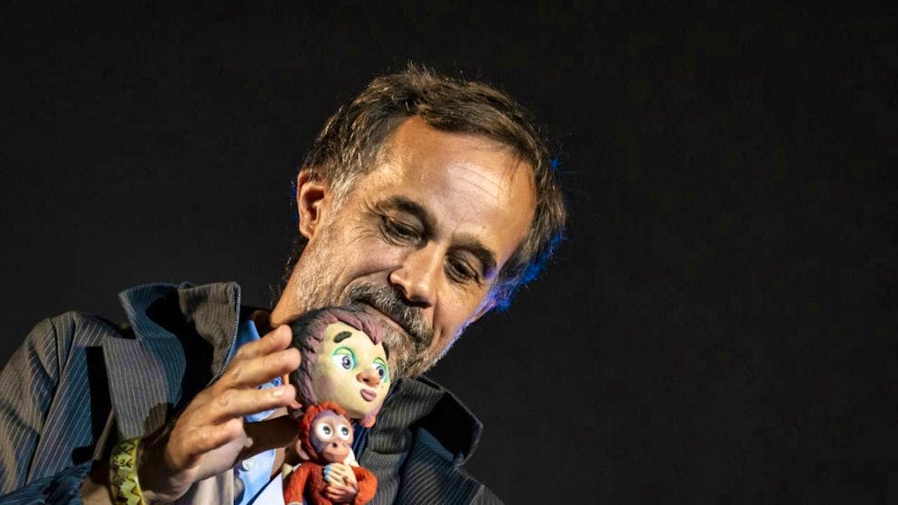 The Valais animation filmmaker Claude Barras with the two stars of his film "Sauvages". On Saturday evening in Lucerne, it will be decided whether he will receive a European Film Award for the film.(archive image)