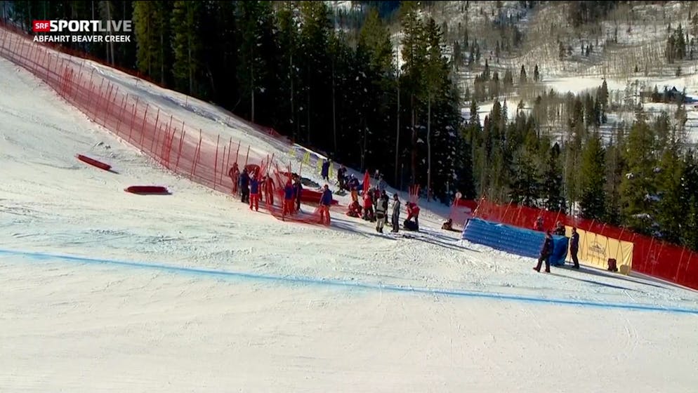 Arnaud Boisset wird am Unfallort betreut.