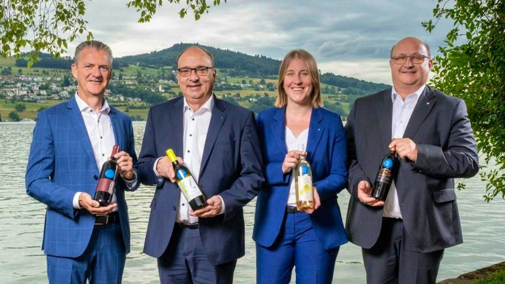 Einmal pro Jahr werden im Kanton Aargau die Staatsweine ausgezeichnet - mit dabei waren 2024: Roland Michel, Präsident Aargauer Wein, Landammann Markus Dieth, Grossratspräsidentin Mirjam Kosch und der Solothurner Landammann Peter Hodel (von links nach rechts).