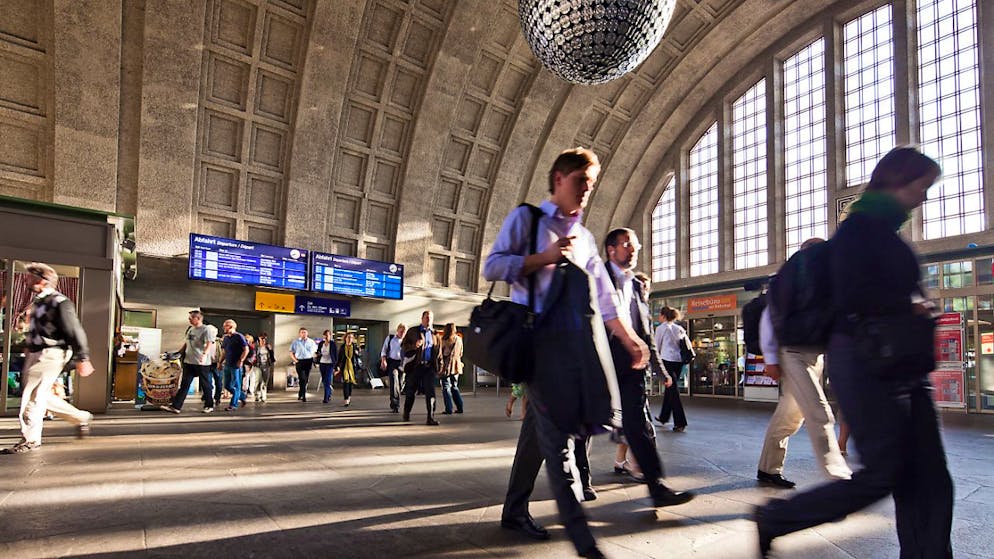 Grenzgängerinnen und Grenzgänger aus Deutschland treffen am Badischen Bahnhof in Basel ein. (Archivbild)