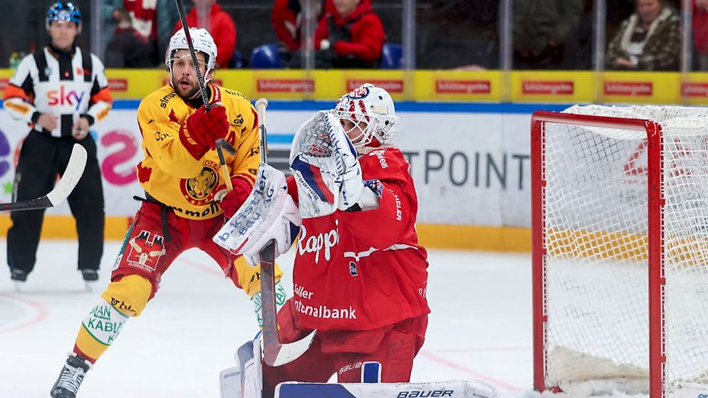 Unter Druck: Rapperswil-Jonas Goalie Ivars Punnenovs wehrt sich vergebens gegen die SCL Tigers mit Julian Schmutz