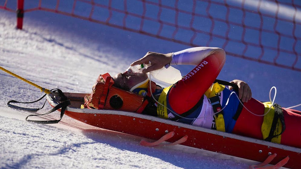Arnaud Boisset im Rettungsschlitten auf dem Weg von der Birds of Prey in ein Spital