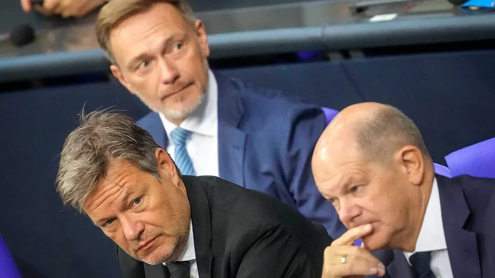 ARCHIV - Christian Lindner (M, FDP), damaliger Bundesminister der Finanzen, Robert Habeck (l, Bündnis 90/Die Grünen), Bundesminister für Wirtschaft und Klimaschutz, und Bundeskanzler Olaf Scholz (SPD) nehmen an der Sitzung des Bundestags teil. Foto: Kay Nietfeld/dpa