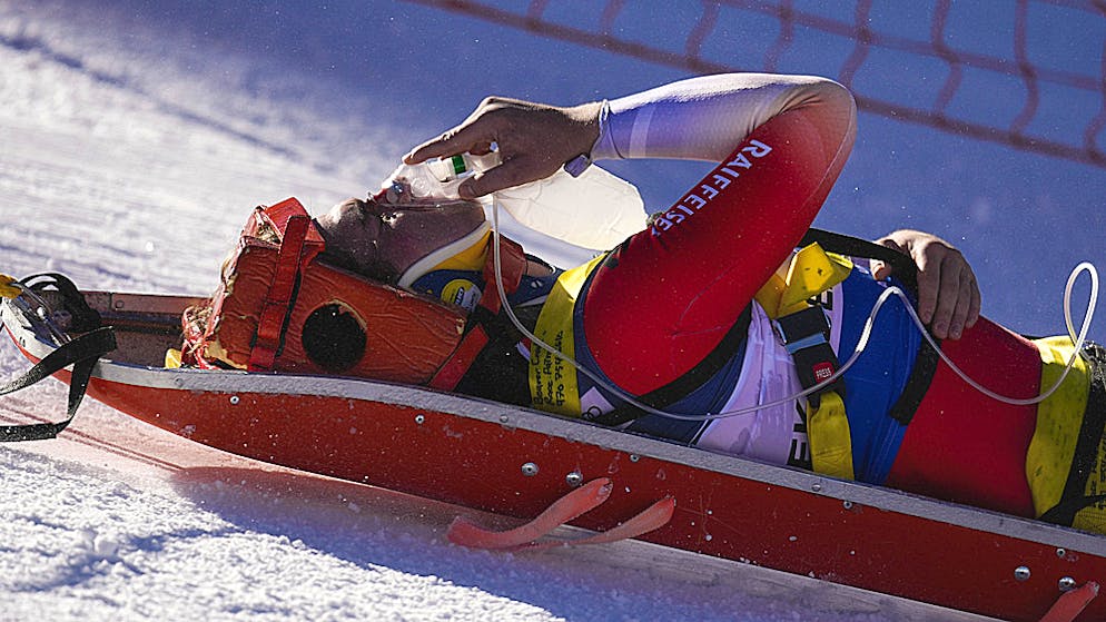 Arnaud Boisset hält sich auf dem Rettungsschlitten eine Beatmungsmaske vors Gesicht.