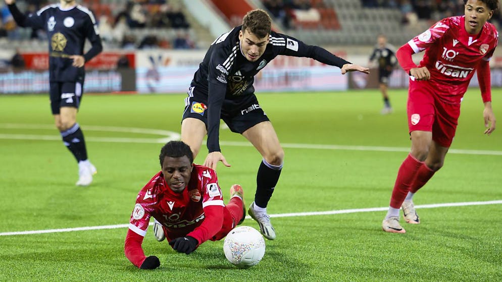 Tim Staubli stellt Declan Frith und den Thunern mit dem FC Wil ein Bein