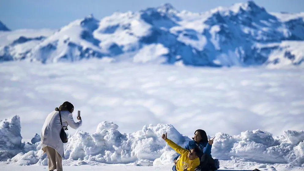 Tourist traffic accounts for around a quarter of all traffic in Switzerland, as a new report shows. (theme picture)