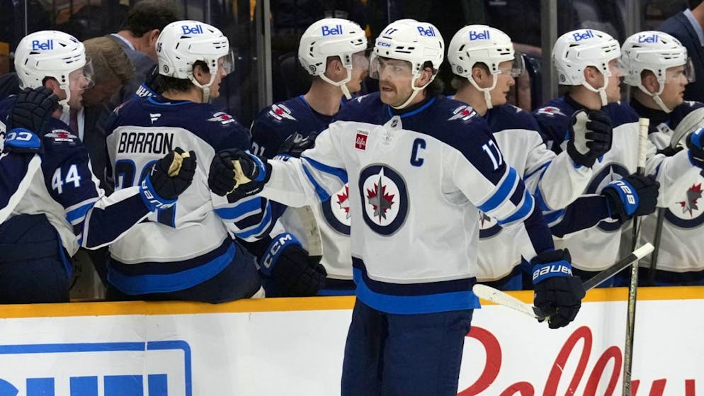 Adam Lowry, dem Captain der Winnipeg Jets, gelang der Siegtreffer (Archivaufnahme)