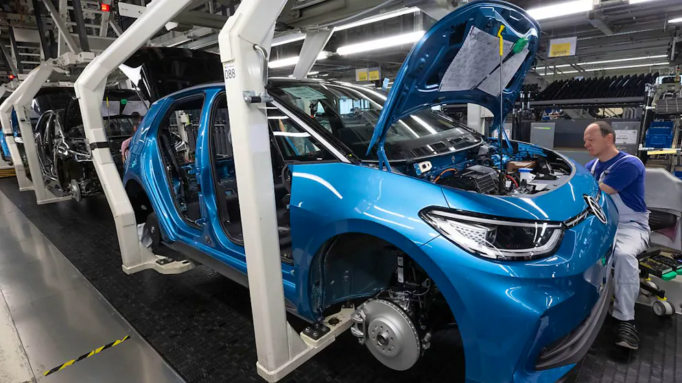 Die Produktion in der deutschen Automobilindustrie ist im Oktober um fast 2 Prozent gesunken. (Archivbild)