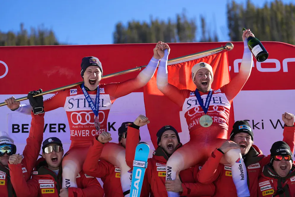 Justin Murisier (rechts) und Marco Odermatt lassen sich nach ihrem Doppelsieg vom Schweizer Team feiern.