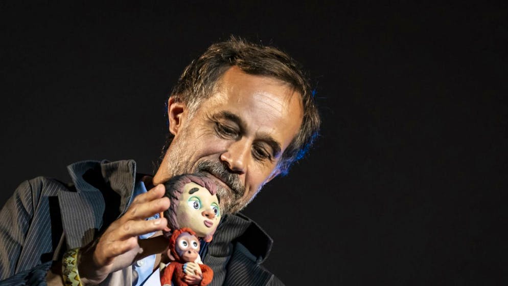 Der Walliser Animationsfilmer Claude Barras mit den beiden Stars aus seinem Film "Sauvages". Am Samstagabend entscheidet sich in Luzern, ob er für den Film einen Europäischen Filmpreis erhält.(Archivbild)